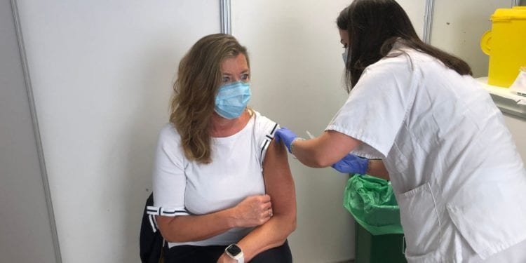 La consellera de Salud, Patricia Gómez, durante su vacunación.