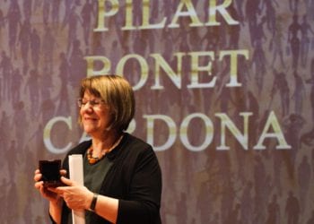 Pilar Bonet recogiendo la Medalla de Oro de Ibiza.