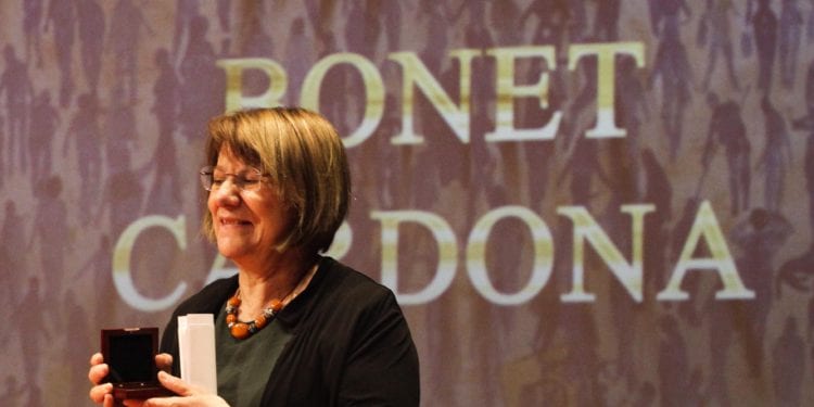 Pilar Bonet recogiendo la Medalla de Oro de Ibiza.