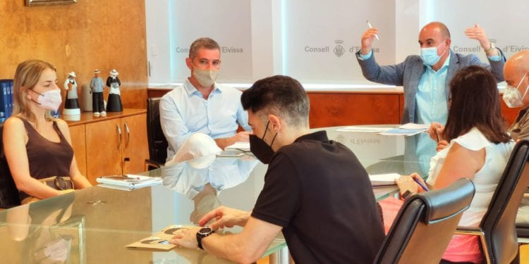 Reunión de sector turístico en el Consell de Ibiza.