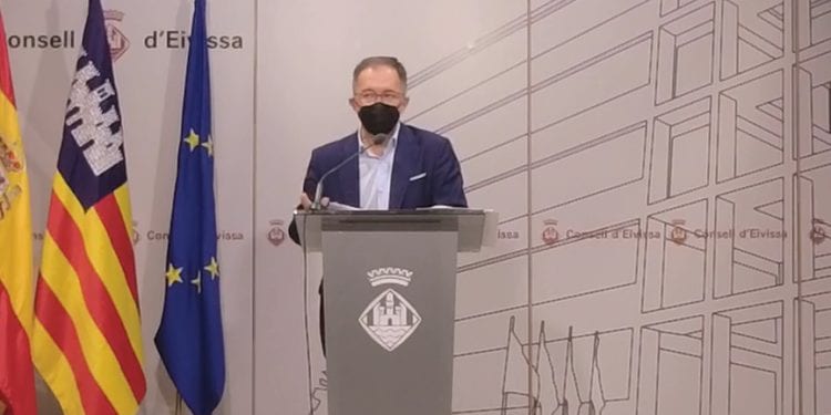 Conseller de Movilidad, Josep Marí Ribas, en rueda de prensa en el Consell de Ibiza.