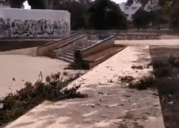 Parque de skaters en ses Figueretes, lleno de ramas y piedras, según la denuncia.