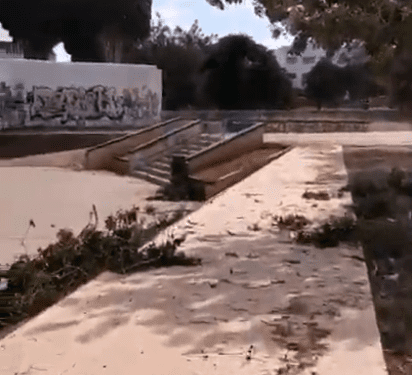 Parque de skaters en ses Figueretes, lleno de ramas y piedras, según la denuncia.