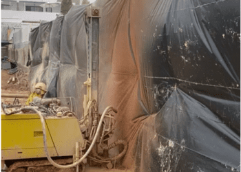 Obra de construcción de un nuevo edificio en Platja d'en Bossa justo al lado de apartamentos turísticos.