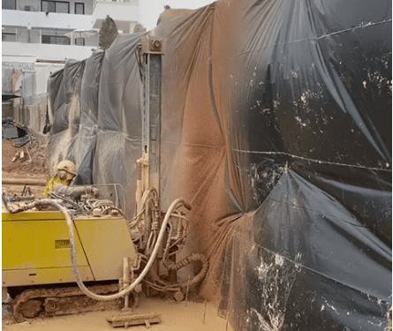 Obra de construcción de un nuevo edificio en Platja d'en Bossa justo al lado de apartamentos turísticos.