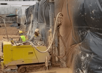 Obra de construcción de un nuevo edificio en Platja d'en Bossa que genera ruidos y suciedad "insoportables", según los empresarios de la zona.