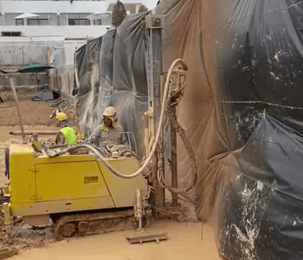 Obra de construcción de un nuevo edificio en Platja d'en Bossa que genera ruidos y suciedad "insoportables", según los empresarios de la zona.