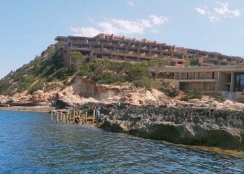 Foto denuncia de Prou en el que se aprecian las obras en la costa del Six Sense Xarraca Bay.