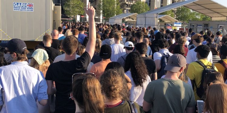 El momento de la apertura de puertas congregó a una multitud, pero fueron imediatamente colocados en fila. Fotos de Zsara Jaeger Twitter
