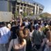 El momento de la apertura de puertas congregó a una multitud, pero fueron imediatamente colocados en fila. Fotos de Zsara Jaeger Twitter