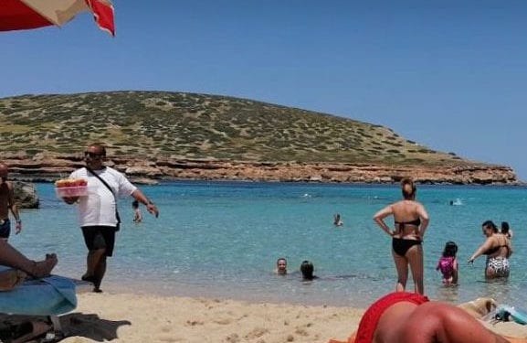 Imagen de un vendedor ambulante facilitada por el PP de Sant Josep.