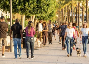 Gente paseando por Sant Antoni durante la desescalada de hace una año. Foto. Toni Untaltoni