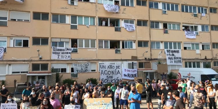 Protesta en los apartamentos Don Pepe previa a su desalojo en diciembre de 2021. L. F. A.