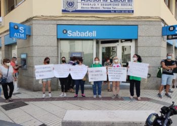 Protesta contra el desahucio de una mujer en Santa Eulària frente al banco Sabadell en junio.