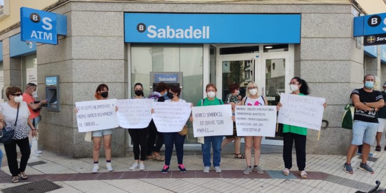 Protesta contra el desahucio de una mujer en Santa Eulària frente al banco Sabadell en junio.
