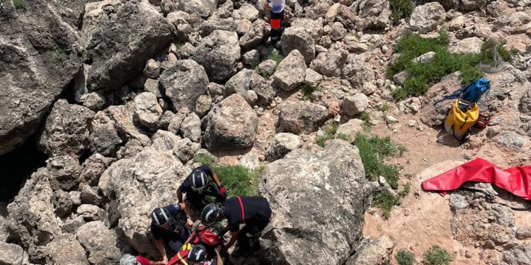 Momento del rescate del joven precipitado.