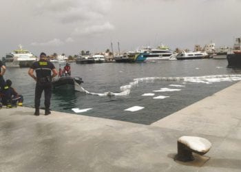 Imagen del operativo por el derrame en la Savina. Foto: Mireya Garrido para Ràdio Illa.