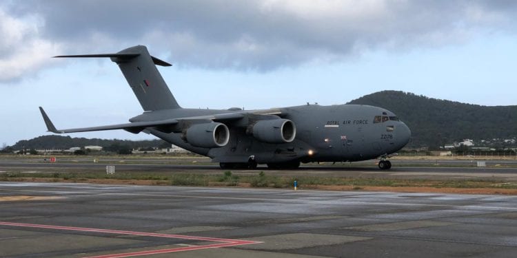 Un avión de la Royal Air Force aterrizó ayer en Ibiza para asistir a otro avión militar averiado