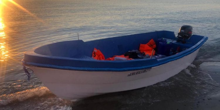 Imagen de una patera abandonada en la costa pitiusa