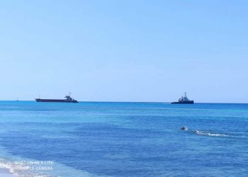 El remolcador tira y libera al buque encallado en Formentera. Foto: Ràdio Illa.