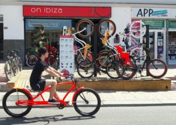 Bicicletas eléctricas en Ibiza. Imagen de Bikelec
