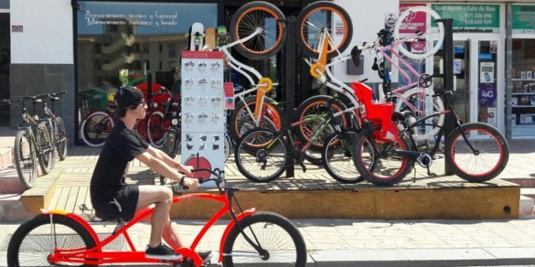 Bicicletas eléctricas en Ibiza. Imagen de Bikelec