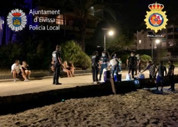 Botellón de la noche pasada en Platja d'en Bossa.
