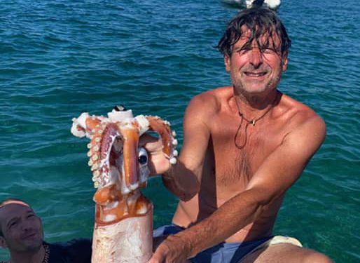 Calamar gigante en aguas de Formentera. Imagen de Henri Portier, compartida en el grupo Pesca en Ibiza y cedida a Noudiari.