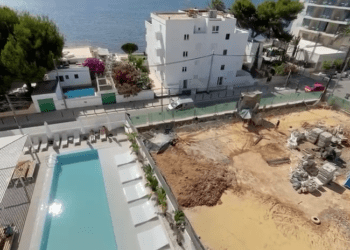Obras junto a la piscina de unos apartamentos y otros establecimientos turísticos en Platja d'en Bossa