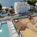 Obras junto a la piscina de unos apartamentos y otros establecimientos turísticos en Platja d'en Bossa