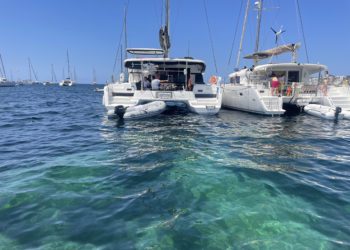 Catamaranes de chárters ilegales, fondeados sobre posidonia en la bahía de Portmany