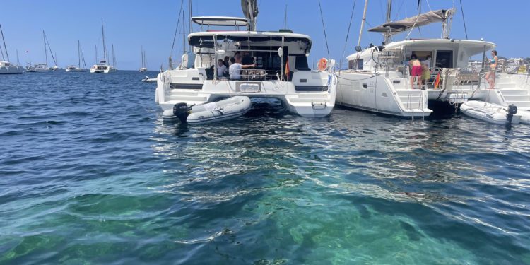 Catamaranes de chárters ilegales, fondeados sobre posidonia en la bahía de Portmany