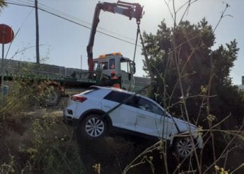 Coche accidentado en el camino a sa Caleta.