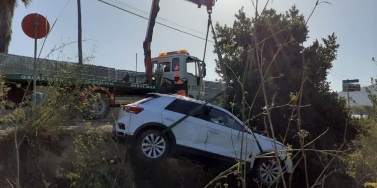 Coche accidentado en el camino a sa Caleta.