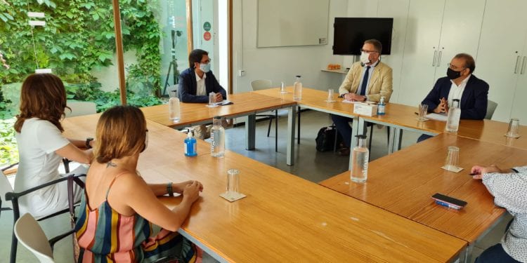 Un momento de la reunión entre el Govern y el cónsul británico.