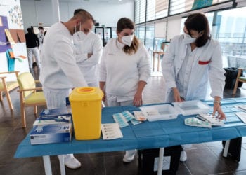 Profesionales sanitarios en la campaña de vacunación en la residencia Sa Serra. EFE