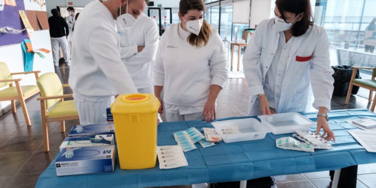 Profesionales sanitarios en la campaña de vacunación en la residencia Sa Serra. EFE