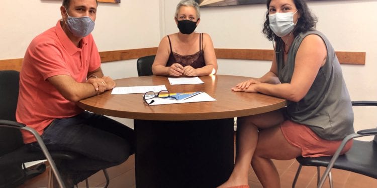 El presidente de la SD Formentera, Toni Roig, junto a la presidenta, Alejandra Ferrer y la consellera de Deportes, Paula Ferrer.