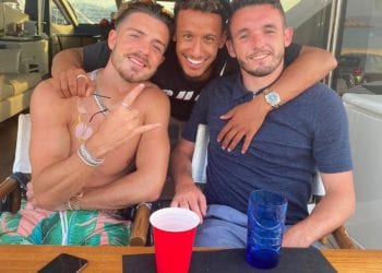 Jack Grealish (izq), Callum Robinson (centro) y John Mcginn.