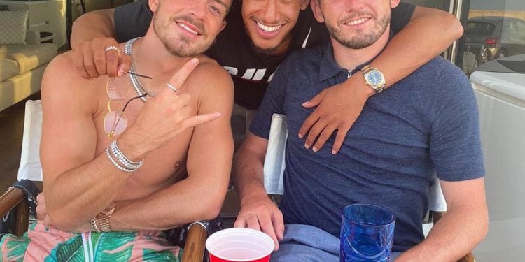 Jack Grealish (izq), Callum Robinson (centro) y John Mcginn.