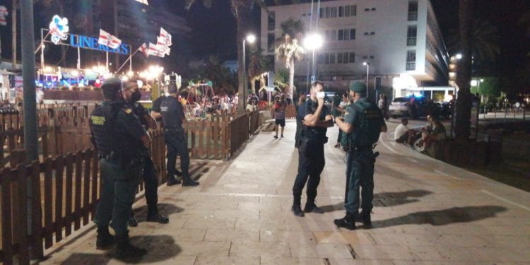 Policía de Sant Antoni vigilando el paseo