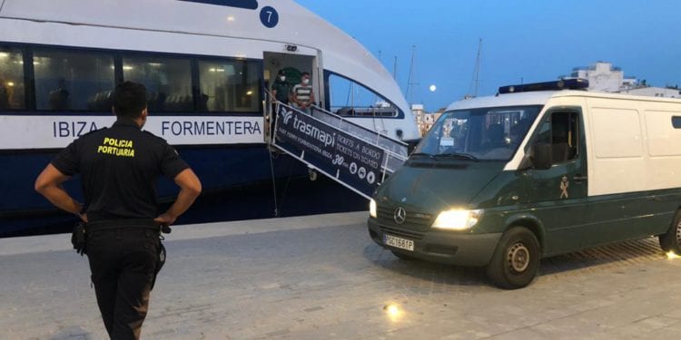 Imagen de archivo de la llegada a Ibiza de migrantes detectados en una patera en Formentera.