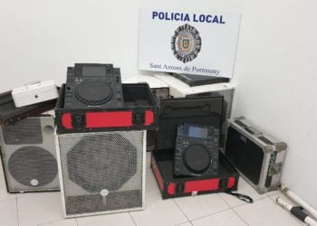 Equipo de música incautado en la fiesta.