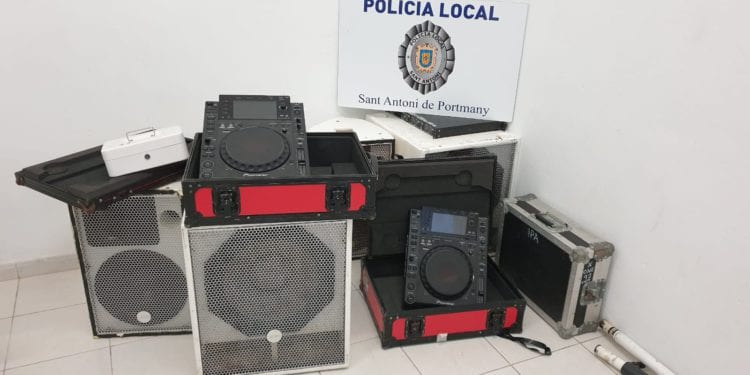 Equipo de música incautado en la fiesta.
