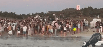 Aglomeración de personas en la playa junto al Beso Beach de Formentera en un vídeo que circuló por redes sociales.