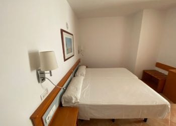 Una habitación de un hotel que se usó para aislar pacientes durante el covid