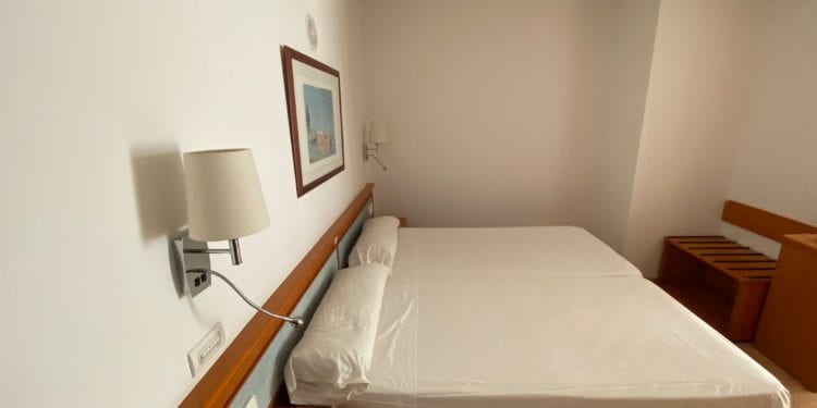 Una habitación de un hotel que se usó para aislar pacientes durante el covid
