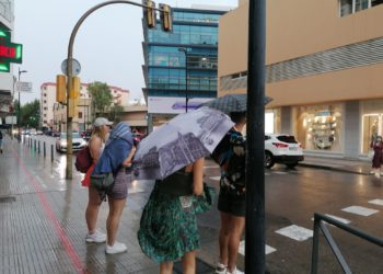 Turistas bajo la lluvia en Ibiza.