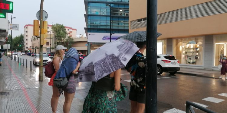 Turistas bajo la lluvia en Ibiza.