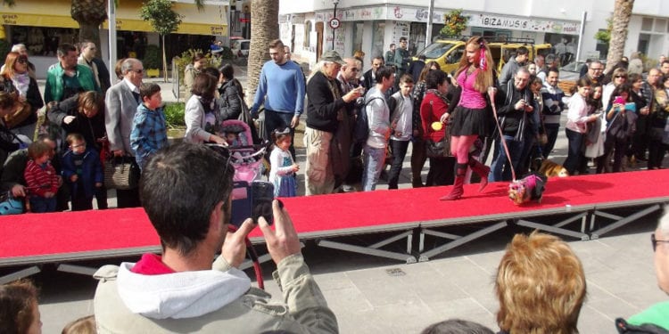 Imagen de archivo de un desfile canino organizado en Santa Eulària para promover la adopción de animales